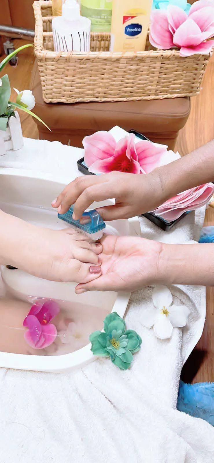 MANICURE & PEDICURE